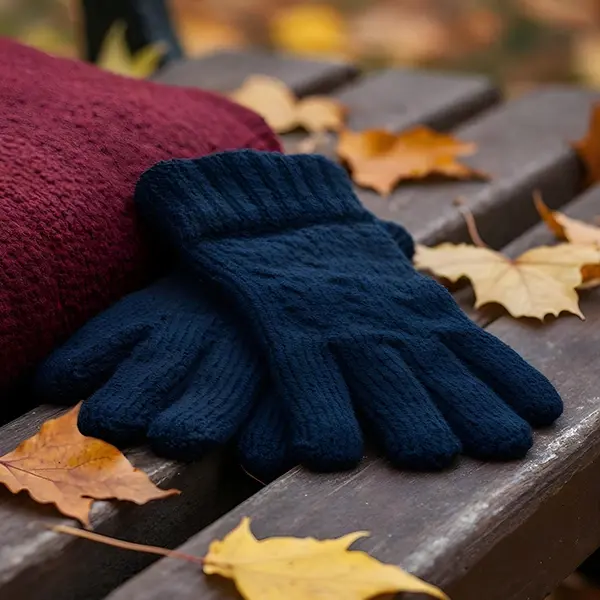 Winter gloves for men and women - warm, touchscreen-friendly gloves.